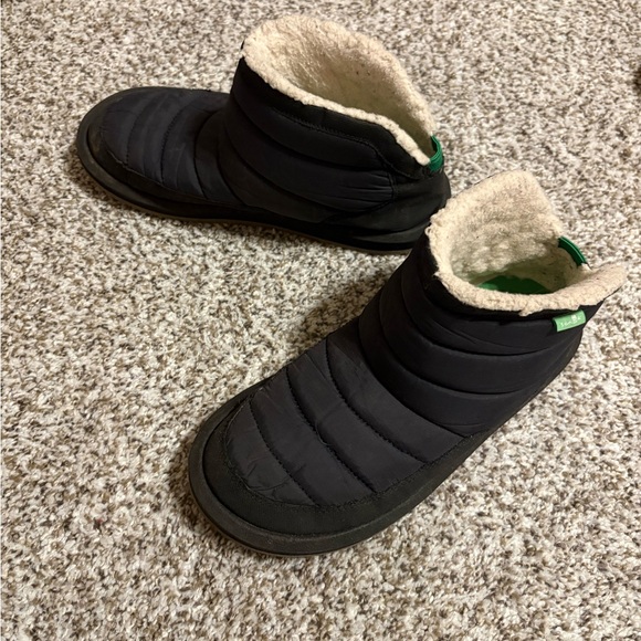 Sanuk Black Puff n Chill Boots - Picture 3 of 4